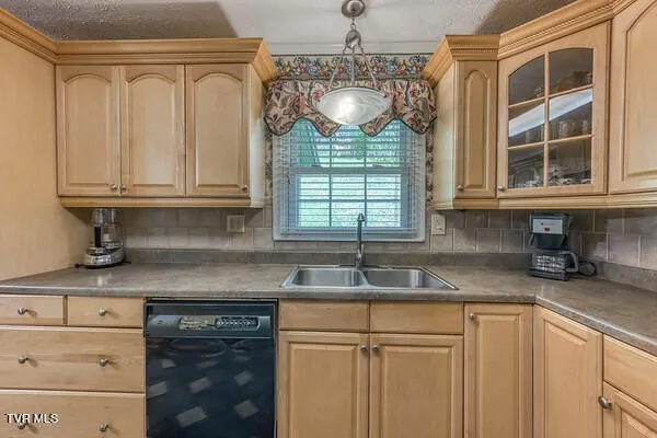 $279,900 | 389 Jenkins Hollow Road, Elizabethton, TN 37643