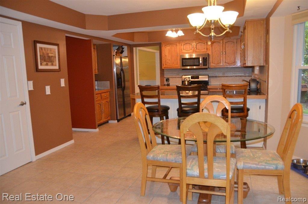 457 Pinehurst Drive Rochester, MI 48309 - Photo 7 of 23 Kitchen long view