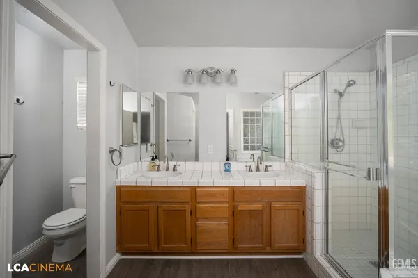 a view of a house with backyard