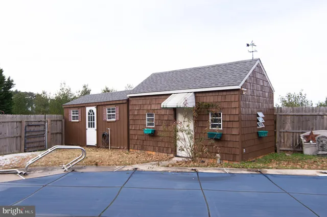 a view of backyard of the house