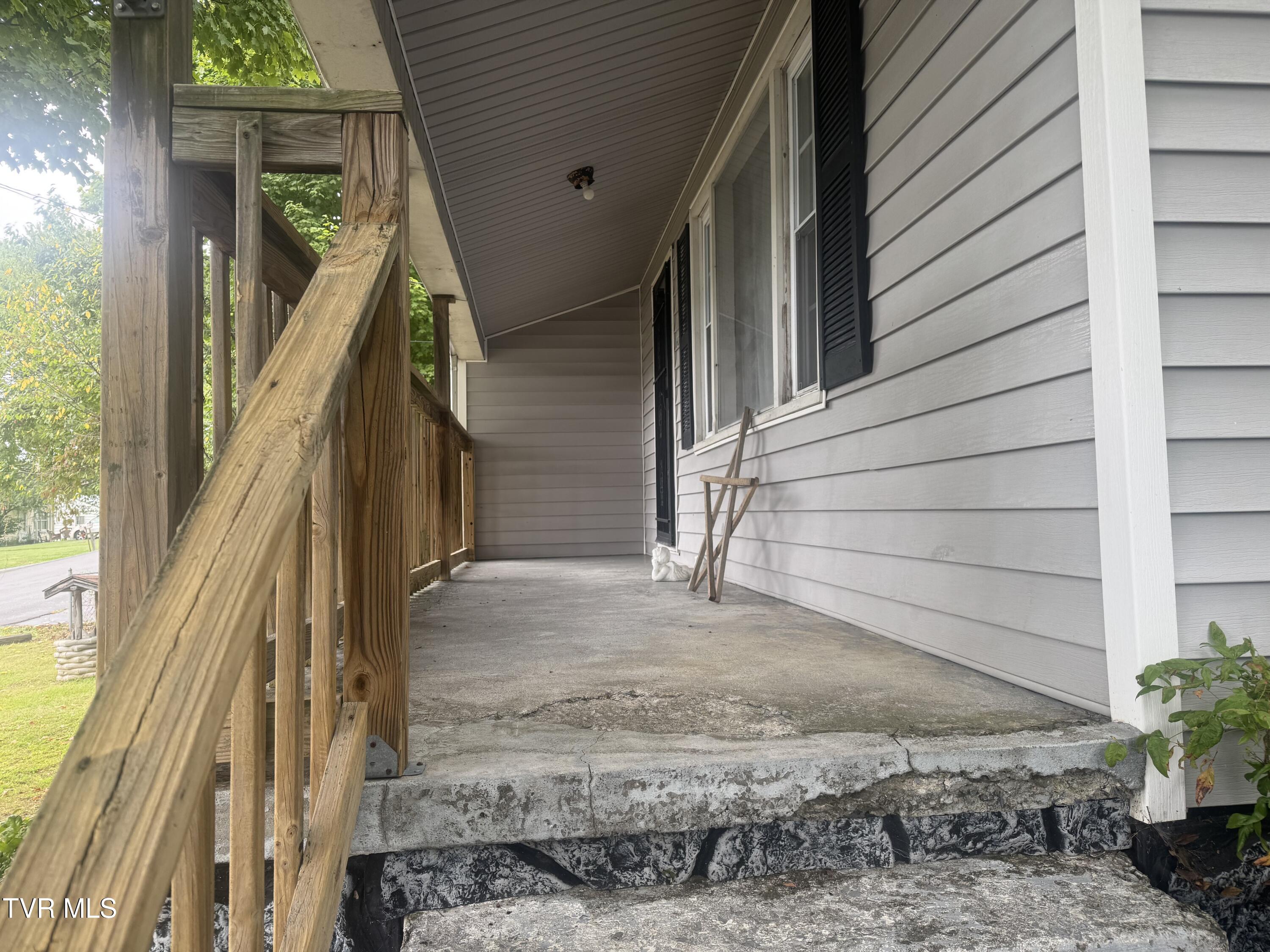 604 Trudy Street Elizabethton, TN 37643 - Photo 4 of 19 Porch