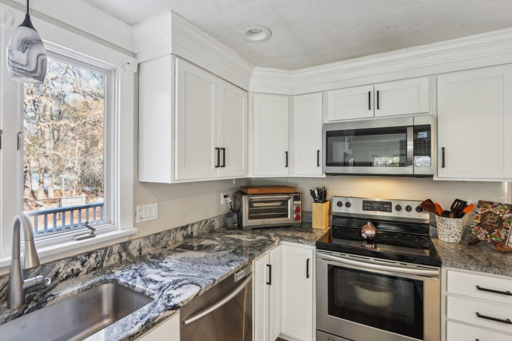 22 Fox Run Road Medway, MA 02053 - Photo 8 of 38 Gallery Image 8