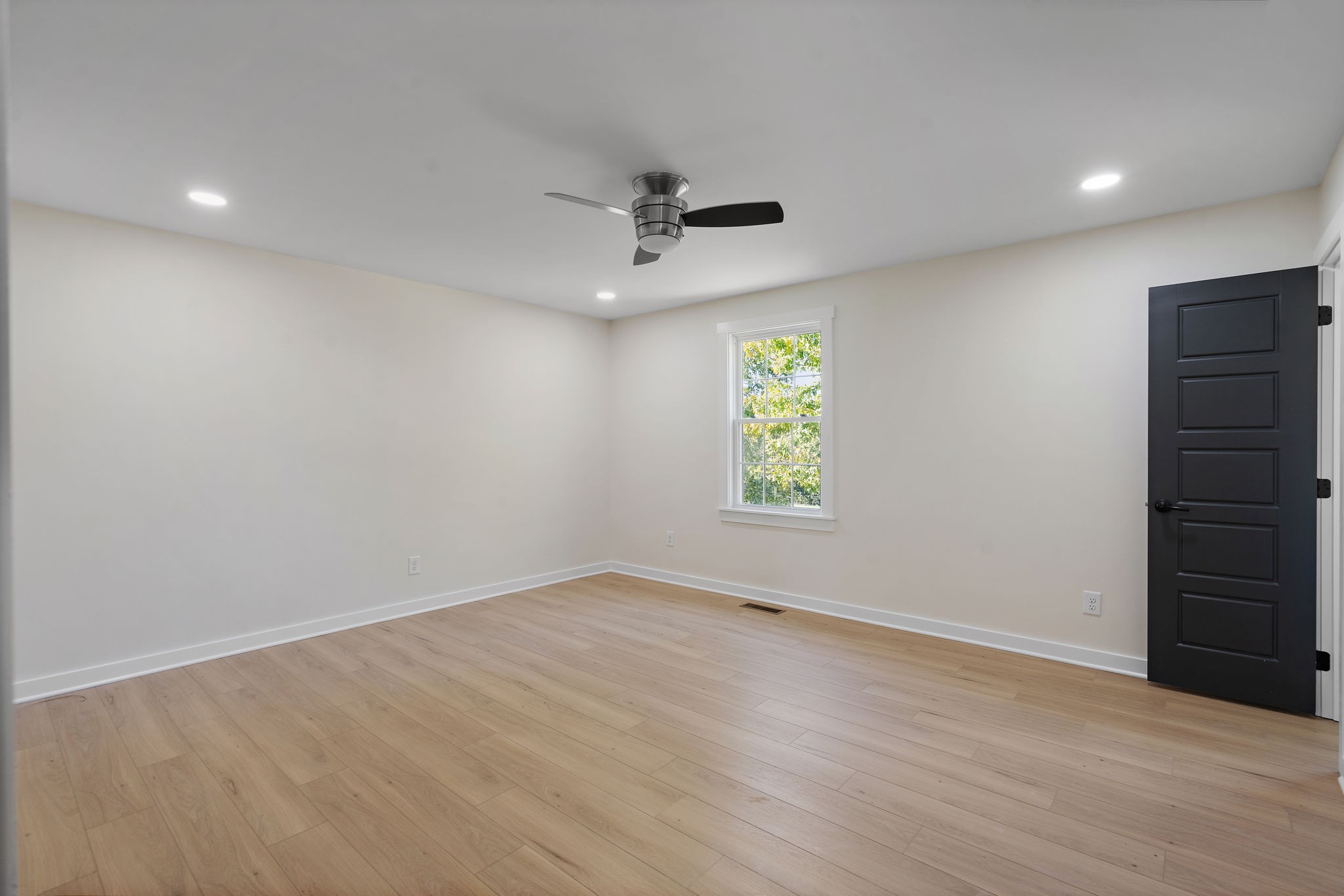 1015 Lock 4 Road Gallatin, TN 37066 - Photo 28 of 47 an empty room with windows and a ceiling fan