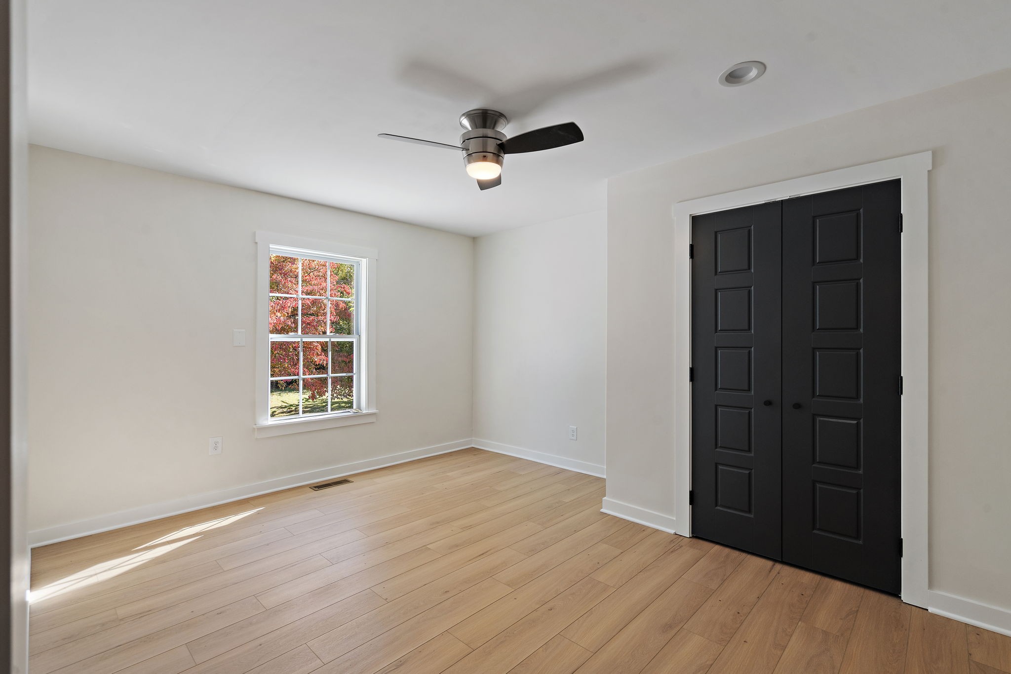 1015 Lock 4 Road Gallatin, TN 37066 - Photo 30 of 47 an empty room with windows and closet