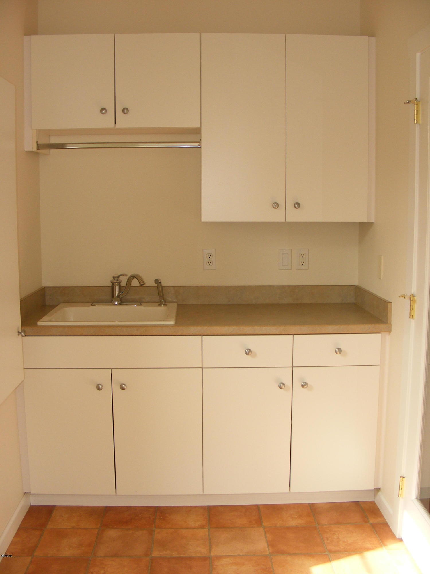 415 Northwest 19th Street Newport, OR 97365 - Photo 24 of 40 Utiity sink