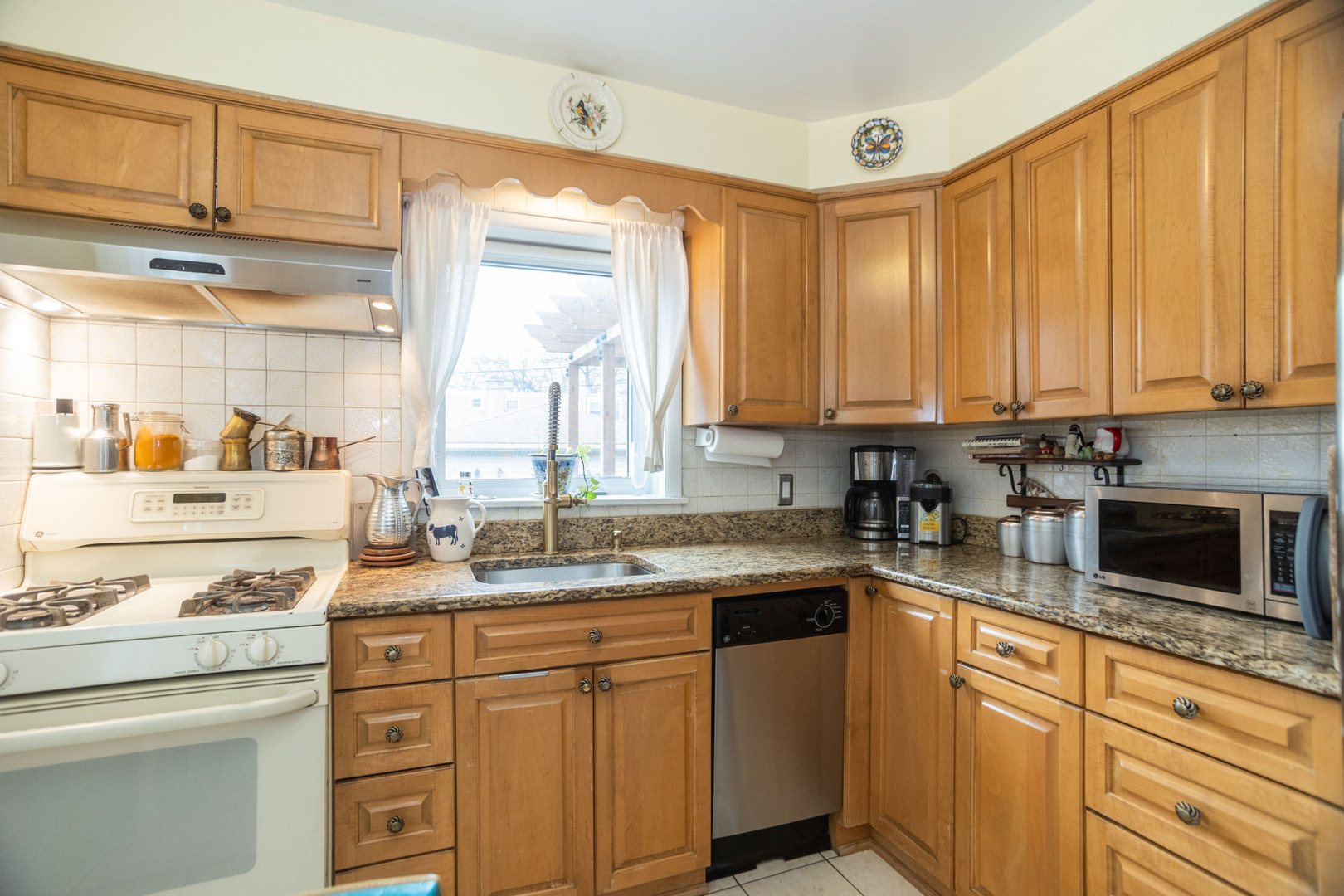 6552 North Troy Street Chicago, IL 60645 - Photo 9 of 29