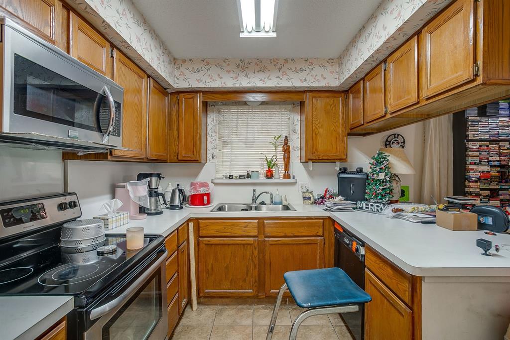 3133 Sappington Place, Unit D Fort Worth, TX 76116 - Photo 5 of 28 a kitchen that has a sink and a stove in it