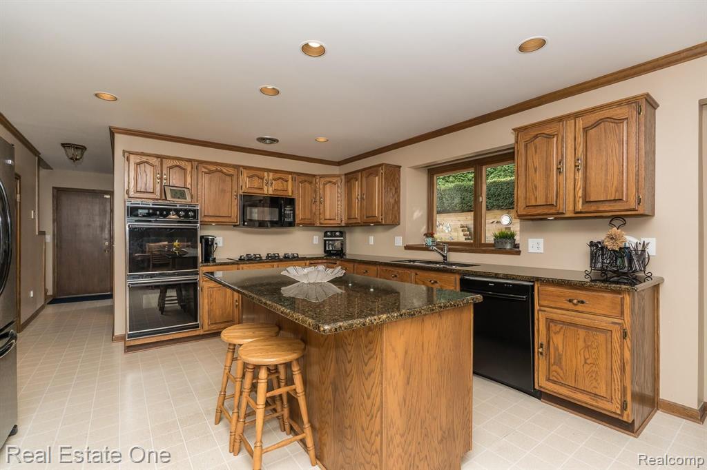 1261 Springwood Court Rochester Hills, MI 48309 - Photo 8 of 85