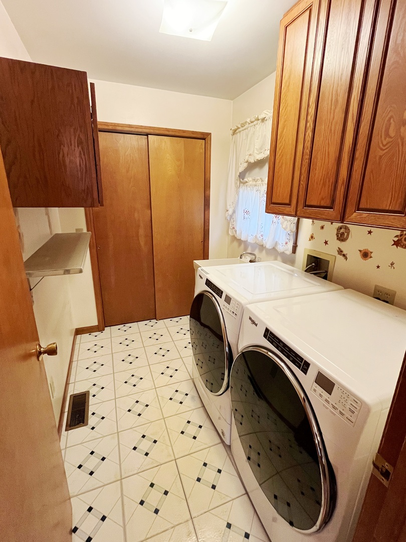 130 Montgomery Road Montgomery, IL 60538 - Photo 3 of 12 Gallery Image 3