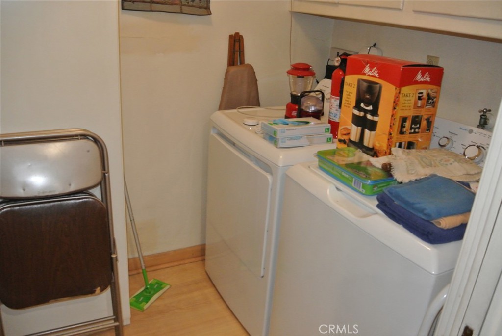 6460 Dos Rios Road Downey, CA 90240 - Photo 15 of 39 Interior Laundry