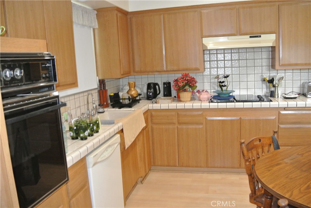 6460 Dos Rios Road Downey, CA 90240 - Photo 16 of 39 Kitchen