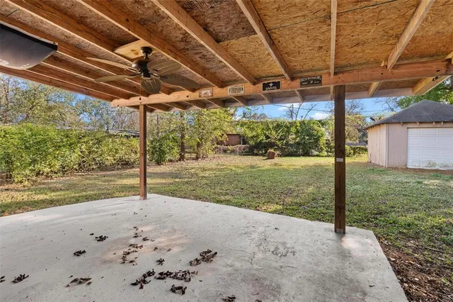 a view of a backyard