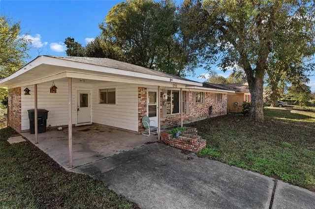 a view of a house with a yard
