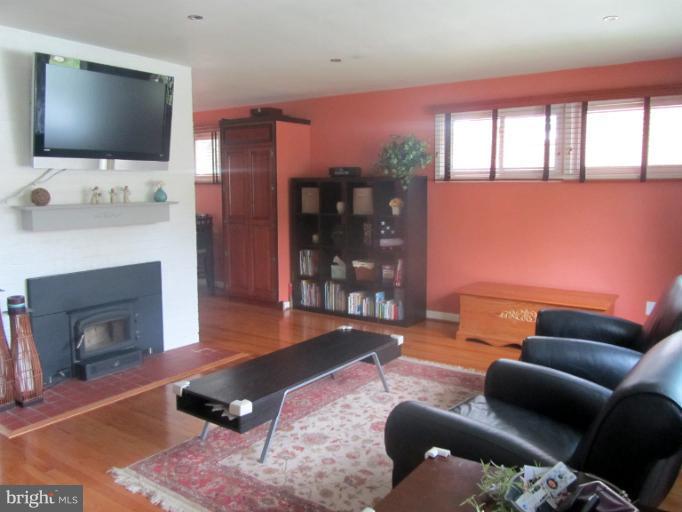 532 Brook Road Towson, MD 21286 - Photo 3 of 18 Living Room