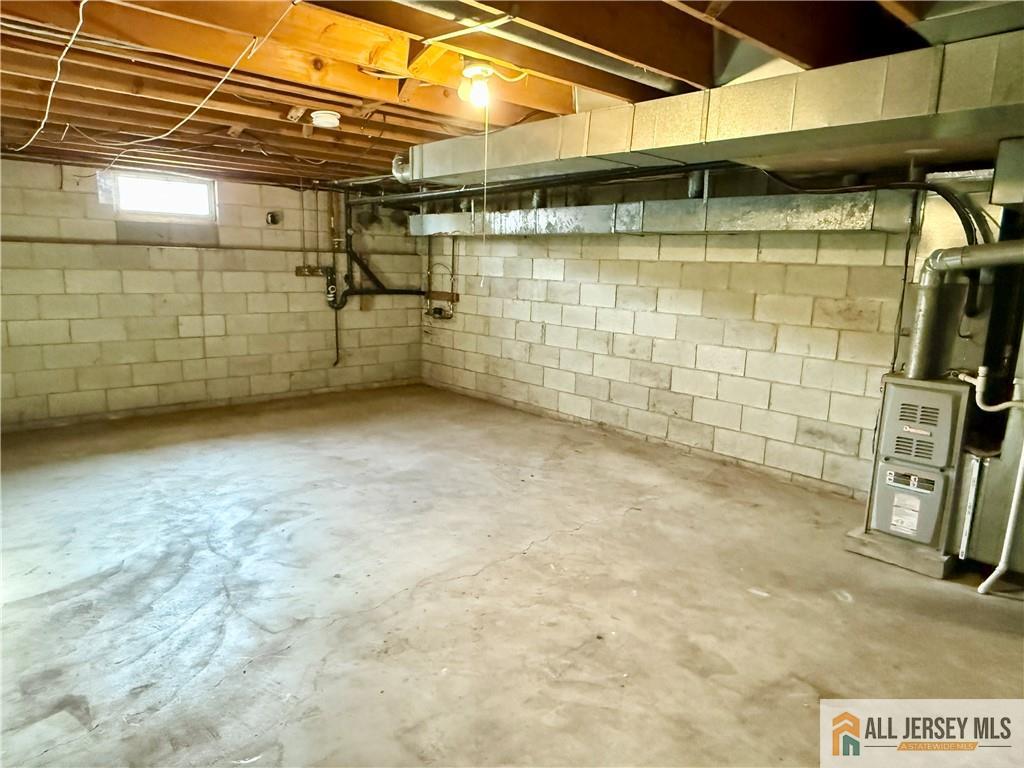 285 South Lincoln Avenue Middlesex, NJ 08846 - Photo 11 of 11 a view of a garage room