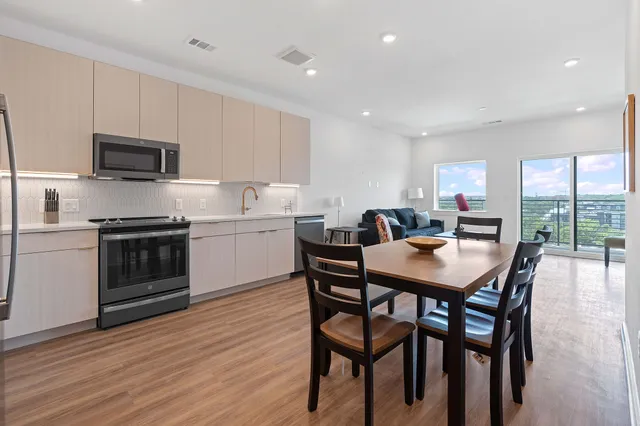 $1,945 | 4802 South Congress Avenue, Unit 124, Austin, TX 78745