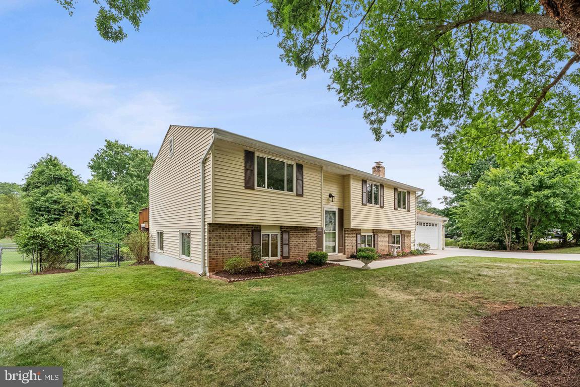 141 Magnolia Road Sterling, VA 20164 - Photo 3 of 43 Gallery Image 3