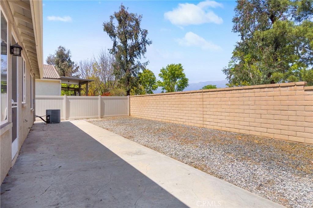 1580 Turtle Creek Beaumont, CA 92223 - Photo 20 of 39 a view of a backyard