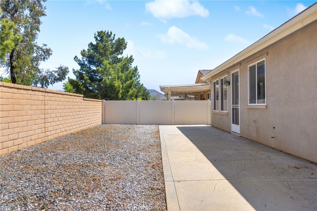 1580 Turtle Creek Beaumont, CA 92223 - Photo 23 of 39 a backyard of a house