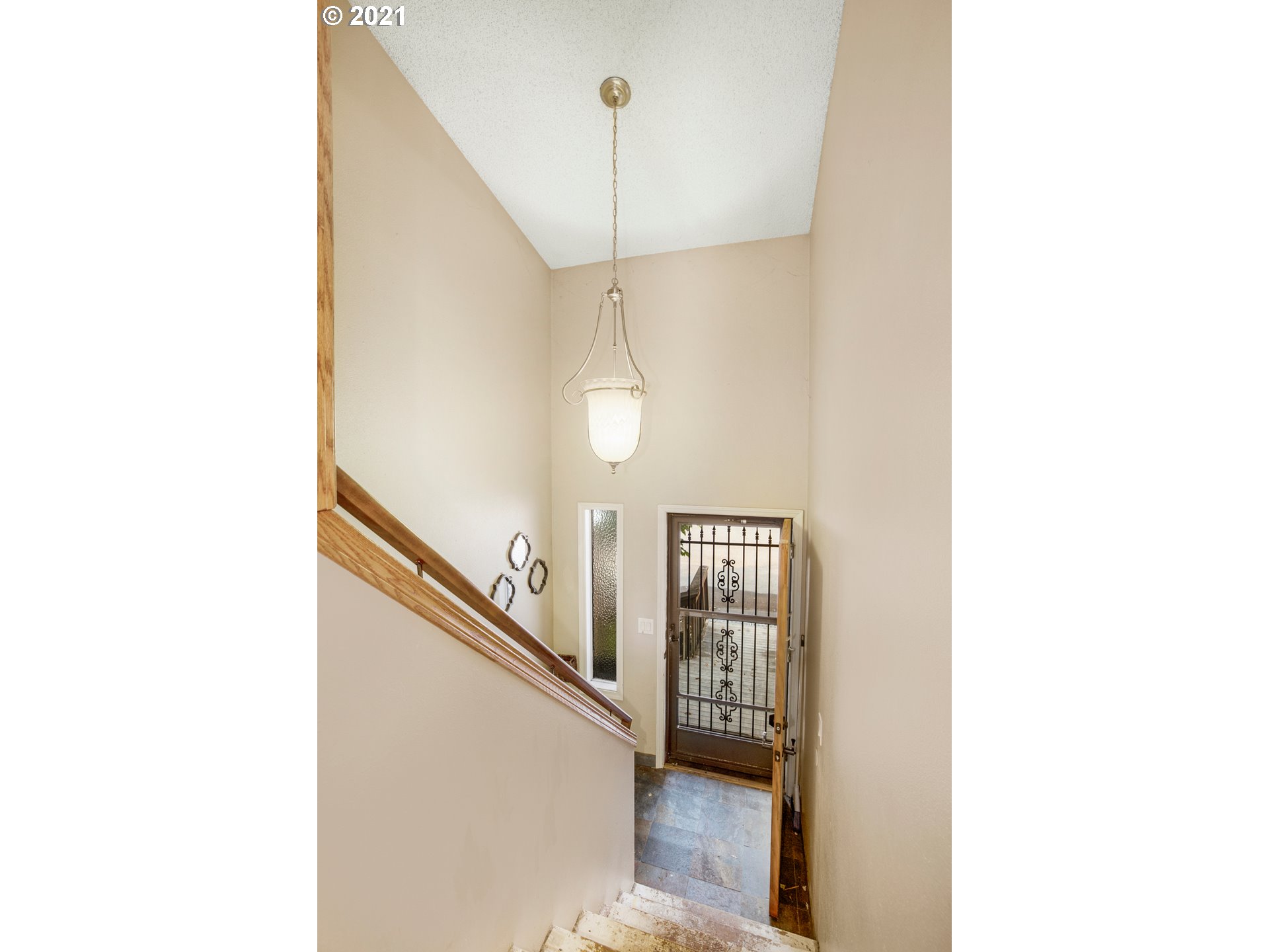 2818 Tree Top Lane West Linn, OR 97068 - Photo 18 of 26 a view of a hallway with windows