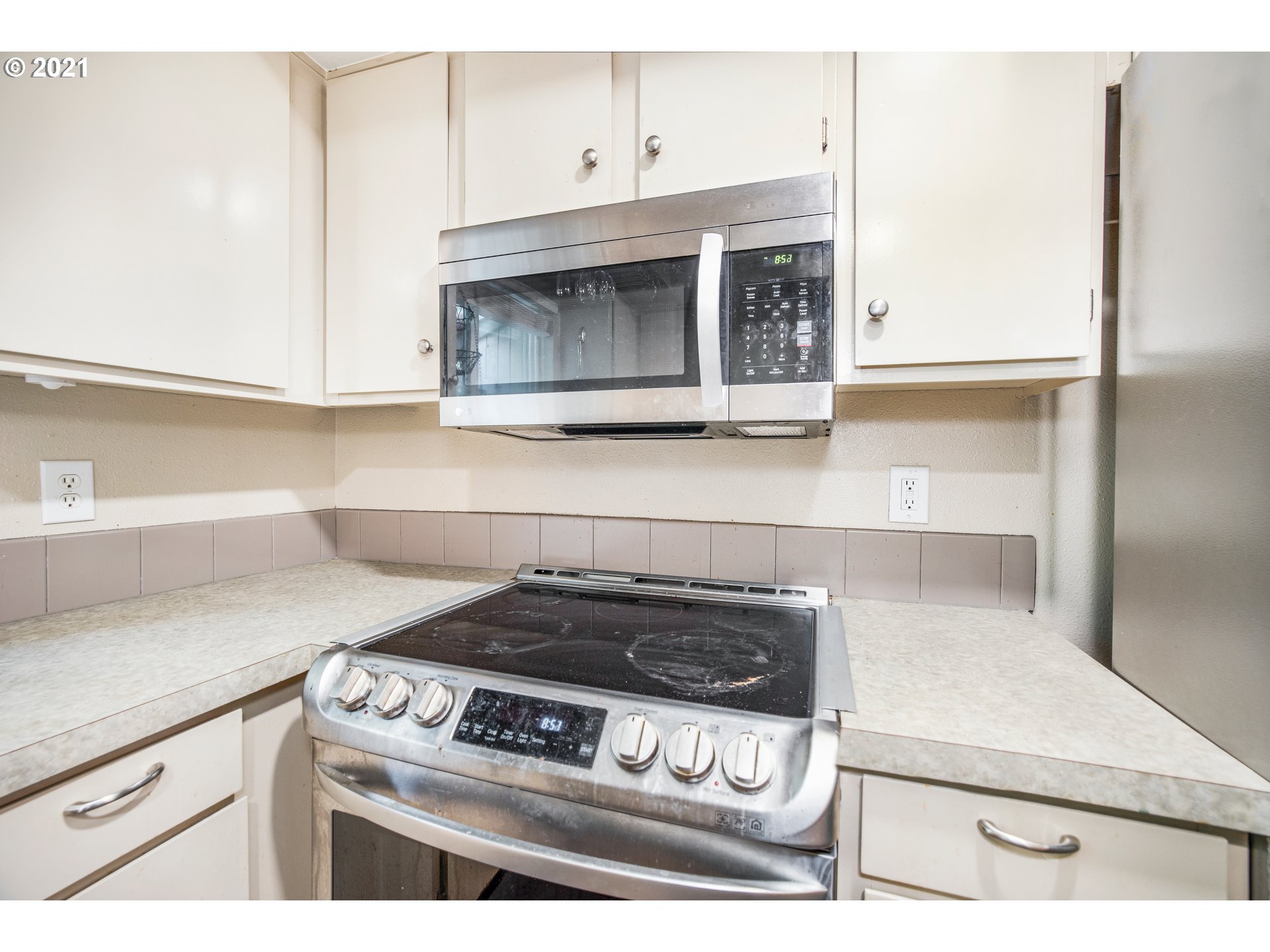 2818 Tree Top Lane West Linn, OR 97068 - Photo 8 of 26 a kitchen with cabinets and appliances