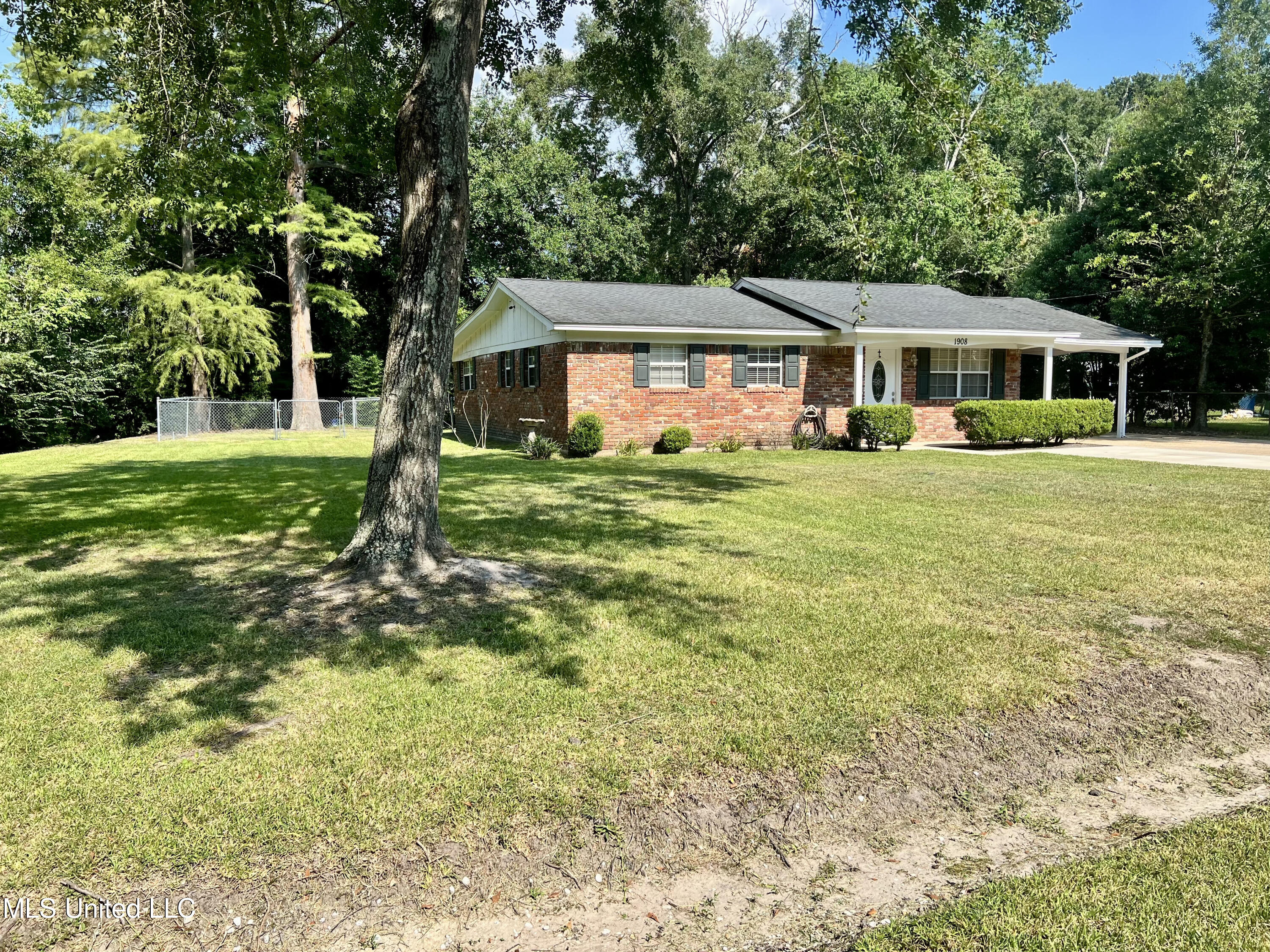 1908 Holland Street Pascagoula, MS 39581 - Photo 2 of 18 IMG_4543