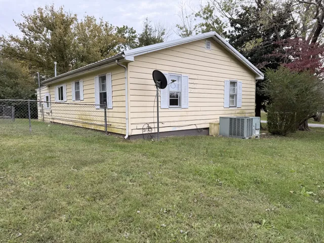 a view of a house with a backyard
