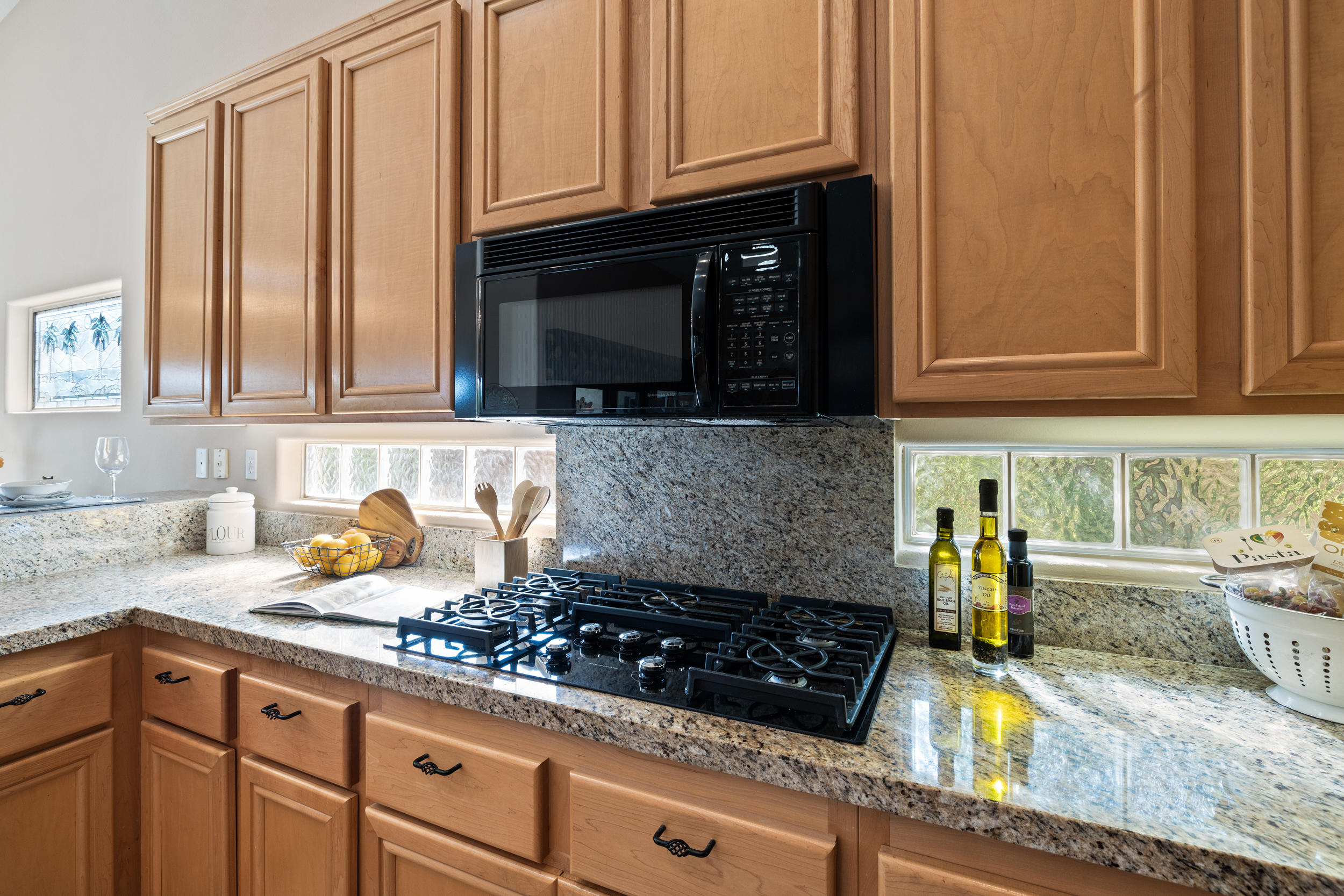 7 White Sun Way Rancho Mirage, CA 92270 - Photo 16 of 56 Gas Cooktop