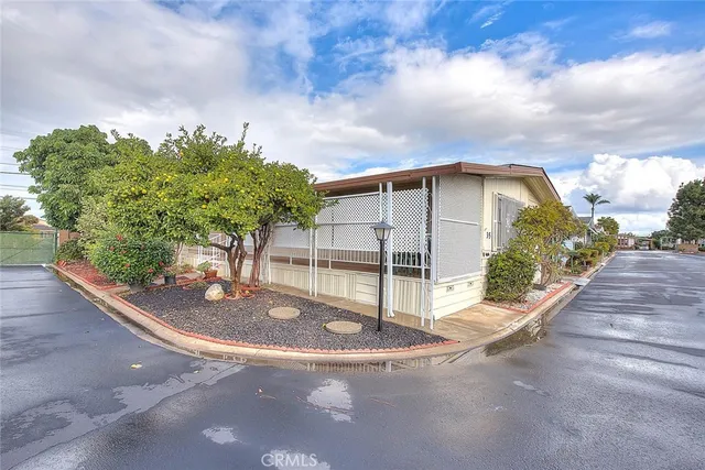 a view of a house with backyard and garden