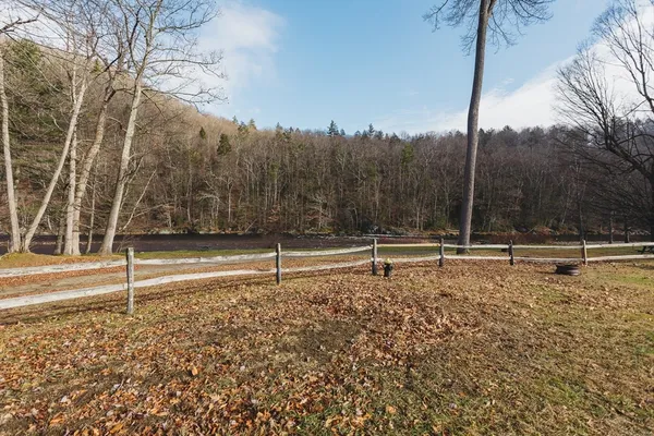 a view of a backyard
