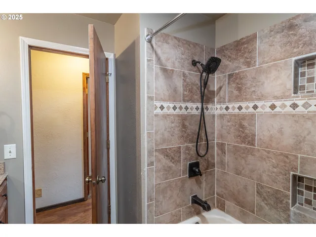 $444,000 | 1006 Woodwillow Drive, Roseburg, OR 97471