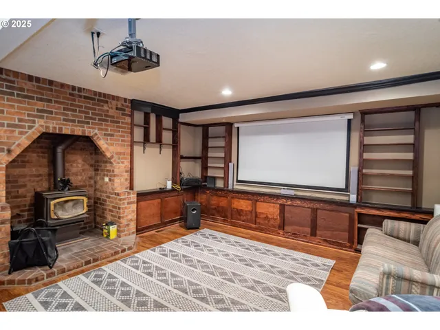 $444,000 | 1006 Woodwillow Drive, Roseburg, OR 97471