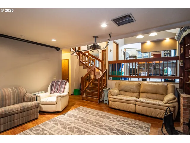 $444,000 | 1006 Woodwillow Drive, Roseburg, OR 97471