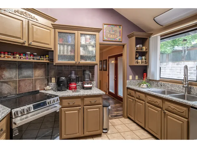 $444,000 | 1006 Woodwillow Drive, Roseburg, OR 97471