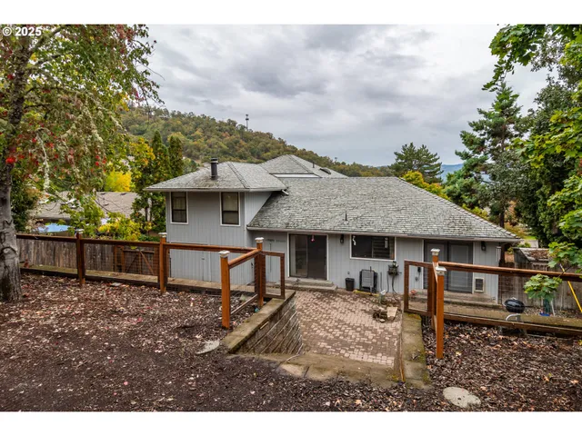 $444,000 | 1006 Woodwillow Drive, Roseburg, OR 97471