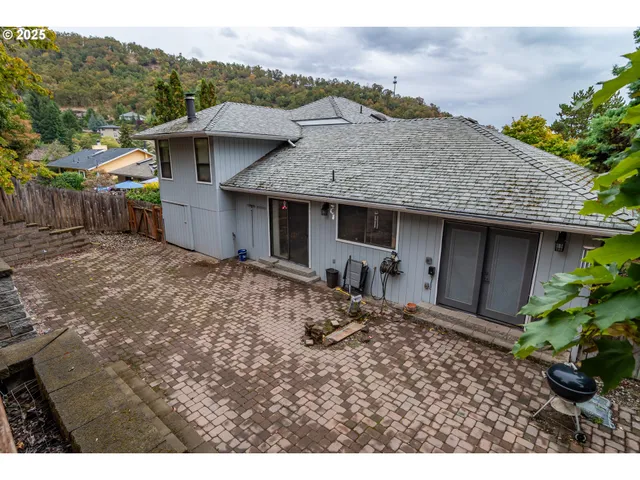 $444,000 | 1006 Woodwillow Drive, Roseburg, OR 97471