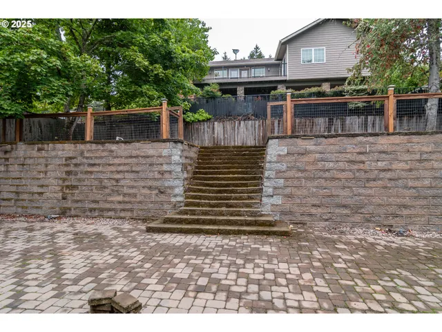 $444,000 | 1006 Woodwillow Drive, Roseburg, OR 97471