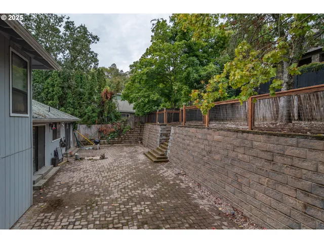 $444,000 | 1006 Woodwillow Drive, Roseburg, OR 97471