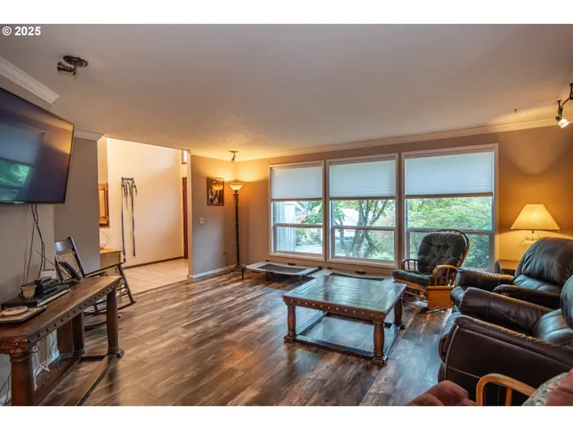 $444,000 | 1006 Woodwillow Drive, Roseburg, OR 97471