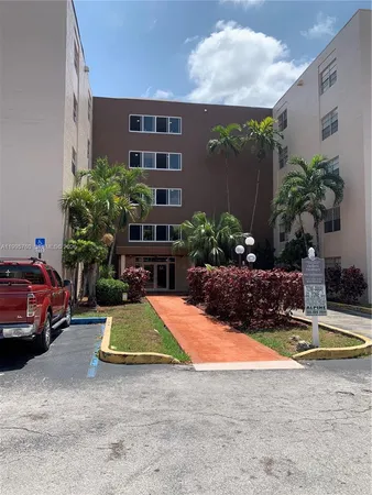 $1,800 | 6950 Miami Gardens Drive, Unit 2211, Hialeah, FL 33015