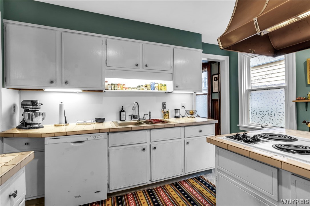 28 Colonial Circle Buffalo, NY 14213 - Photo 11 of 49