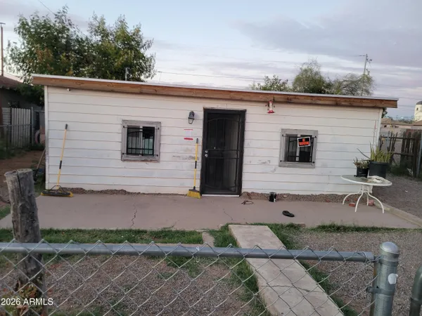 a view of a house with backyard