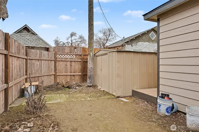 a view of a backyard