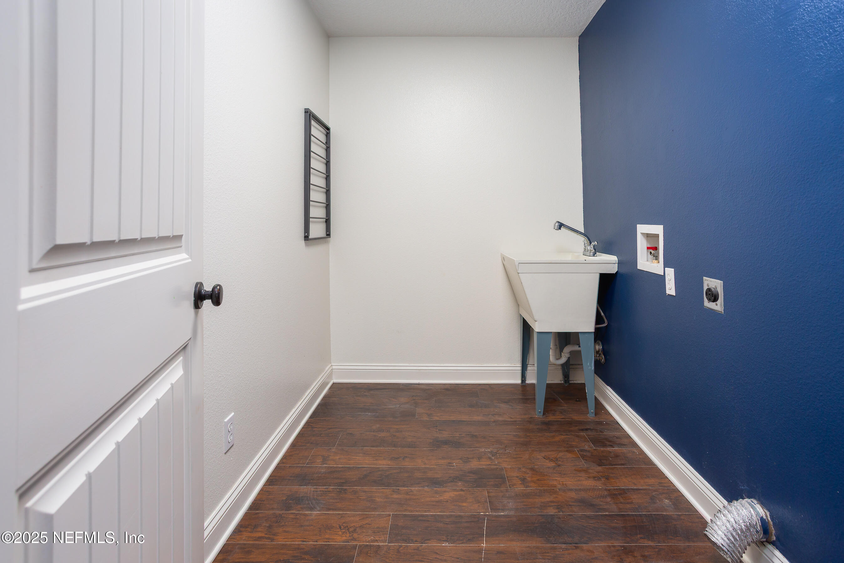194 Horseman Club Road Palatka, FL 32177 - Photo 22 of 27 a view of a hallway with seating area