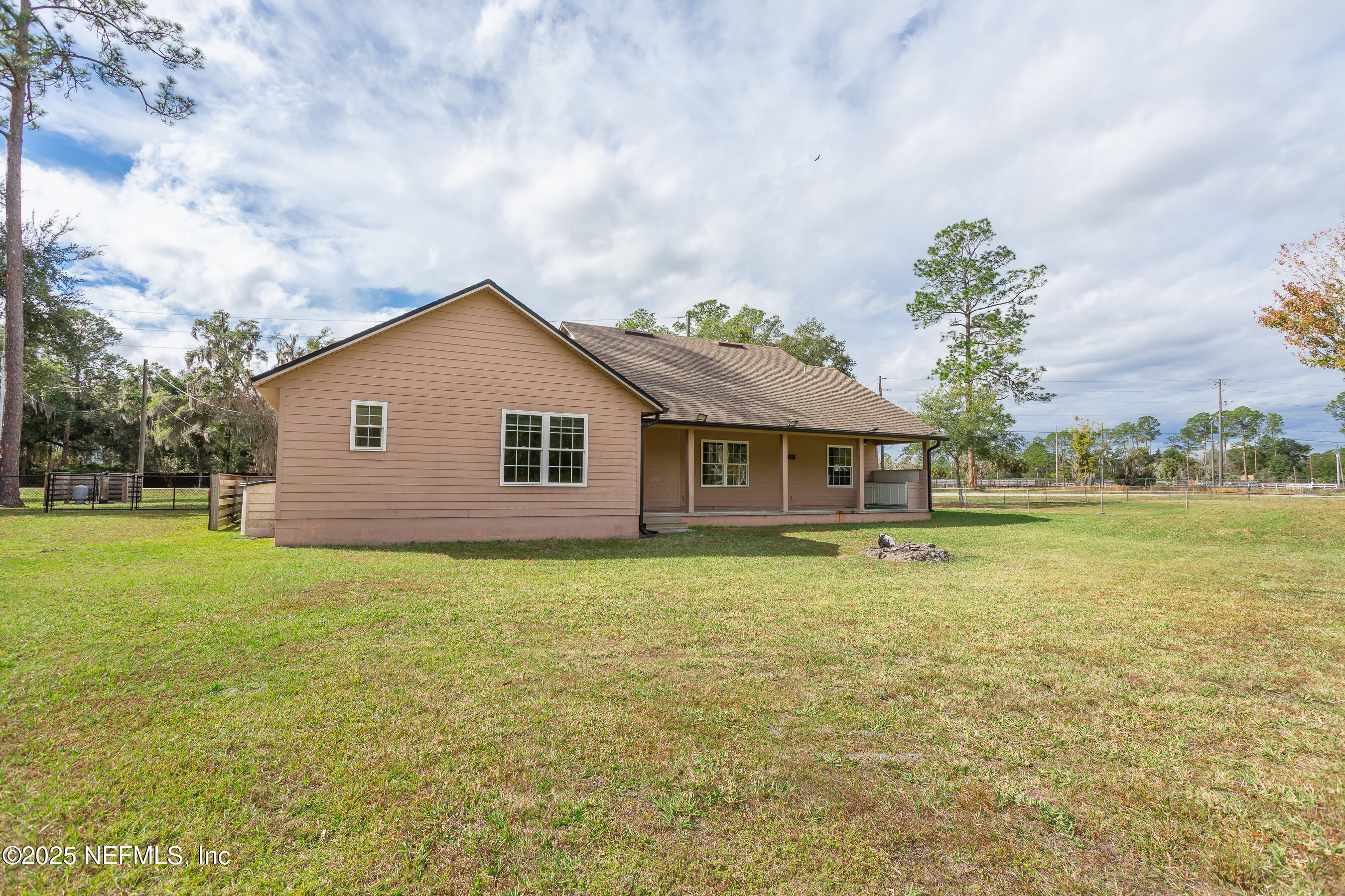 194 Horseman Club Road Palatka, FL 32177 - Photo 25 of 27 a backyard of a house with table and chairs