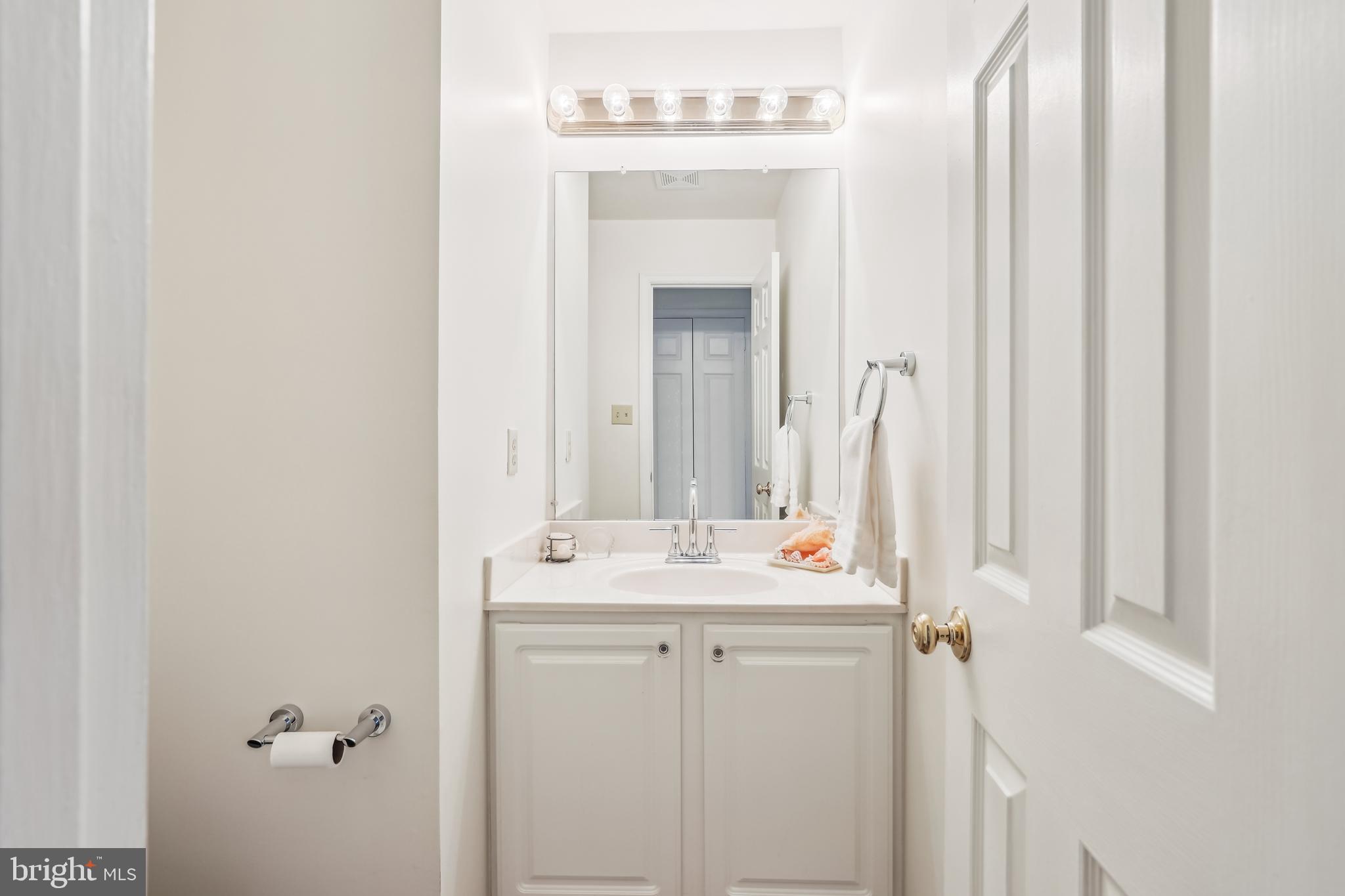 7122 Rolling Forest Avenue Springfield, VA 22152 - Photo 26 of 58 Half bath on main