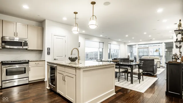 $699,900 | 333 Massachusetts Avenue, Unit 305, Indianapolis, IN 46204