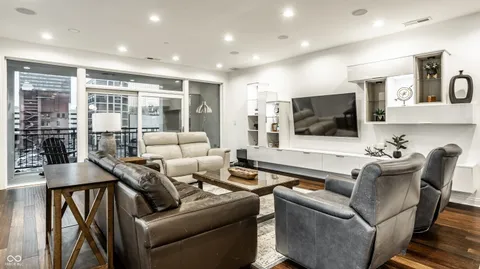 $699,900 | 333 Massachusetts Avenue, Unit 305, Indianapolis, IN 46204