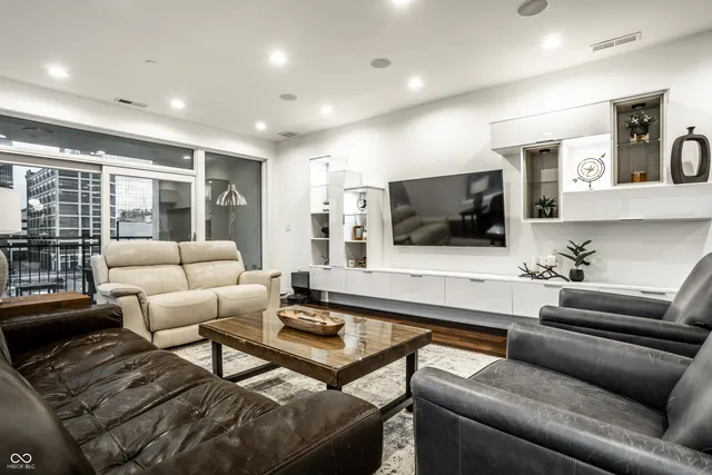 $699,900 | 333 Massachusetts Avenue, Unit 305, Indianapolis, IN 46204