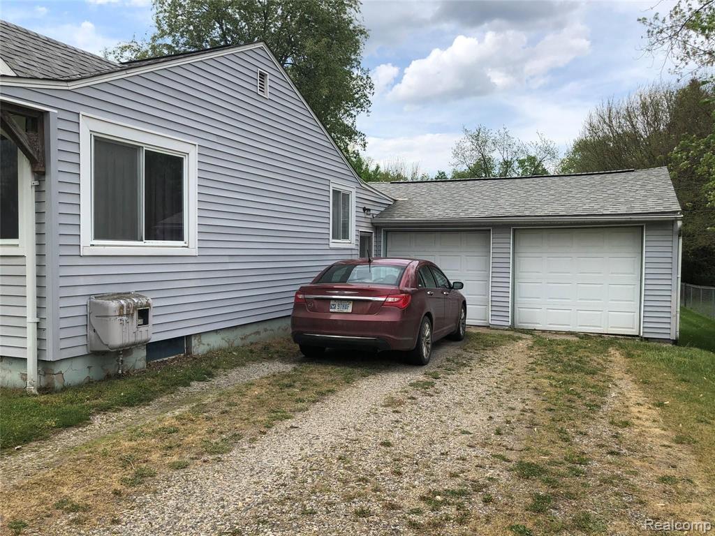 2434 North Long Lake Road Fenton, MI 48430 - Photo 4 of 25